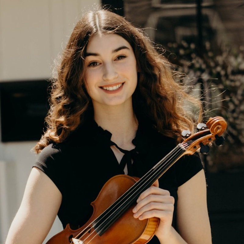 kennedi-johnston-violin-ukulele-instructor